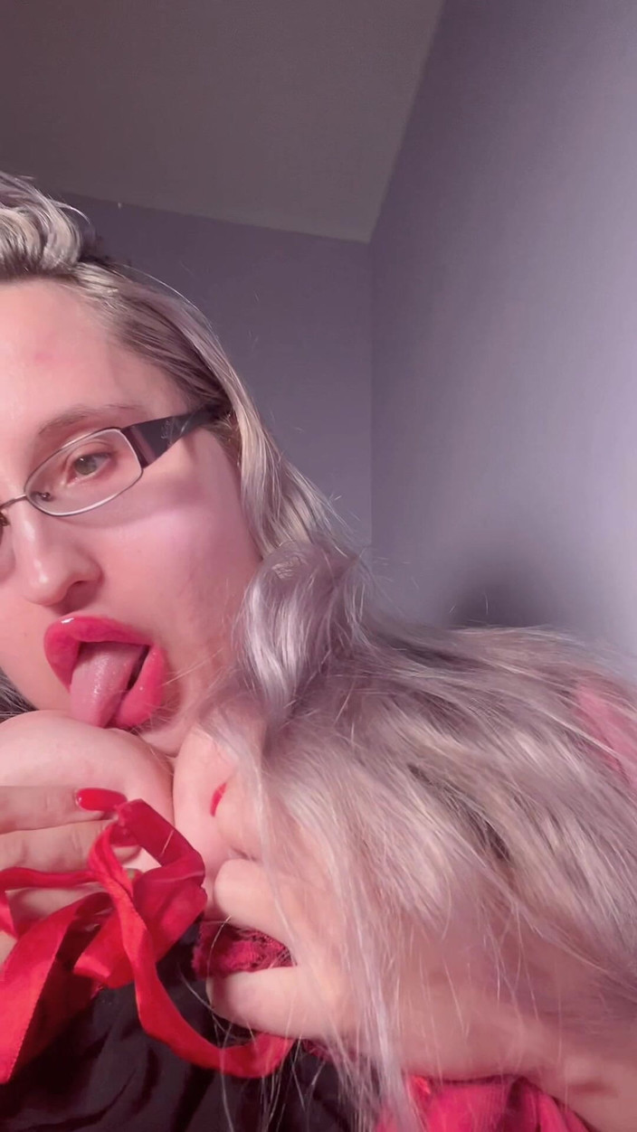 FinDom Goaldigger: あなたの妻は、あなたがフィンダムのゴールディガーに恋をしているので何もありません。大きくて厚い眼鏡と赤い大きな唇で縁取りの儀式。