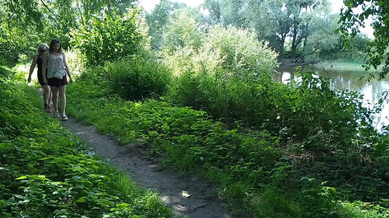 Assol: Twee meisjes stopten aan de kant van de weg om...