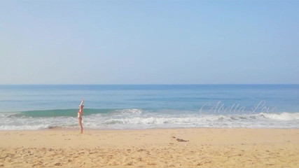Abella Love: MILF langsing berjemur mandi dan kencing dua kali di pantai