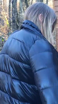 Chaqueta gruesa en el bosque, nada más