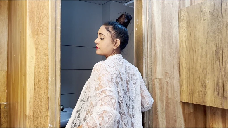 NOXAVO: The Beautiful Girl Showed Her All