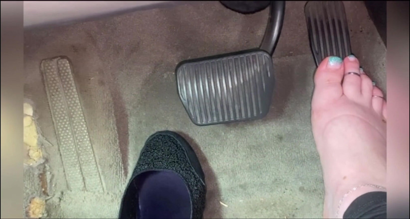 BellaBlast: Pedal play: instruksi ngocok kontol dengan kecepatan cepat dan kaki...