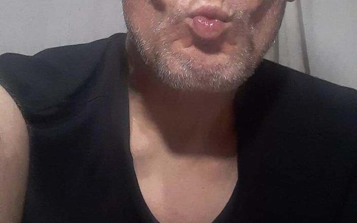 Big uncut hard cock: Một nụ hôn lãng mạn ấm áp với miệng và lưỡi của...