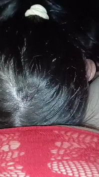 Nuestra vecina morena flaca se turna para realizar cunnilingus a mí y a mi novia