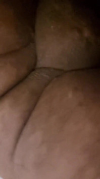 我继母的婊子为我制作她的新内衣，最后我用牛奶填满了她的阴户