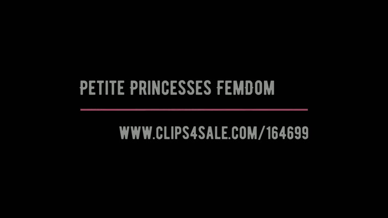 Petite Princesses Femdom: Adik tiri yang mungil memperbudak saudara tirinya dan mempermalukannya dengan...