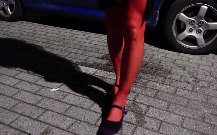 Loreley add: Je pisse sur mes bas rouges excités
