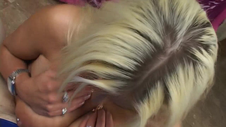 Oldschool X: MILF blonde menghisap zakar besar dengan ghairah selamba