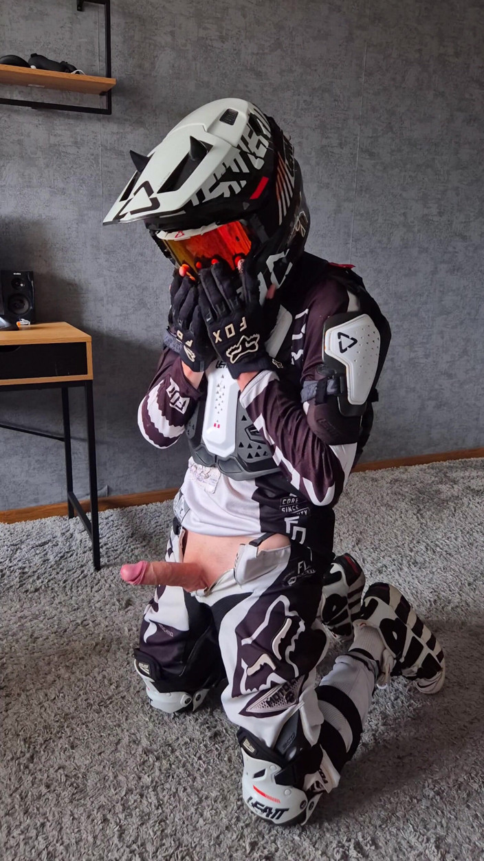 Sneakersmax98: Nadržený motokrosař motorkář se tlačí na hranu, nemohl si pomoci,...