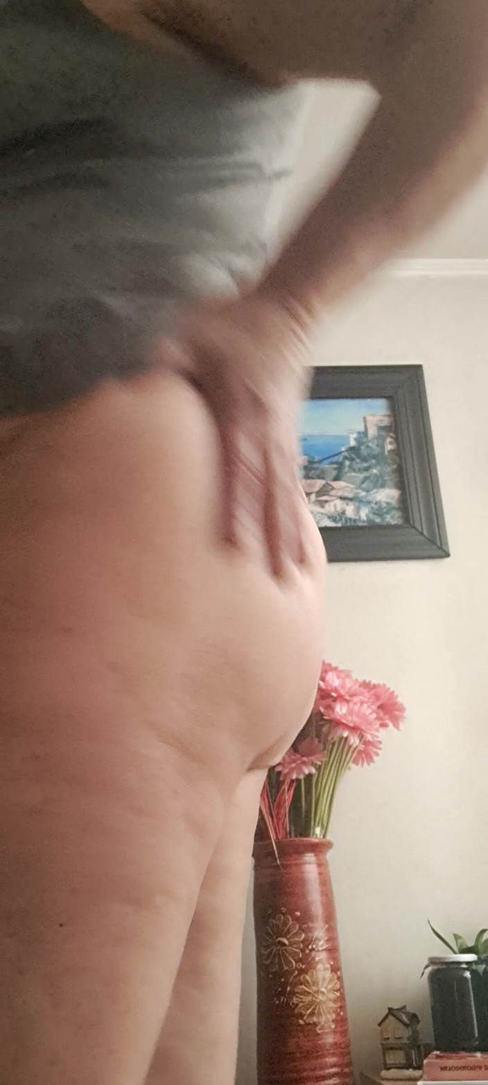 Mommy big hairy pussy: La moglie registra mentre mostra il suo culo aperto