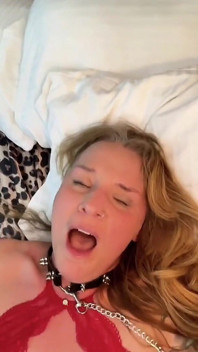 Kali pertama dikuasai oleh seorang wanita membuat MILF ini merayu untuk lebih