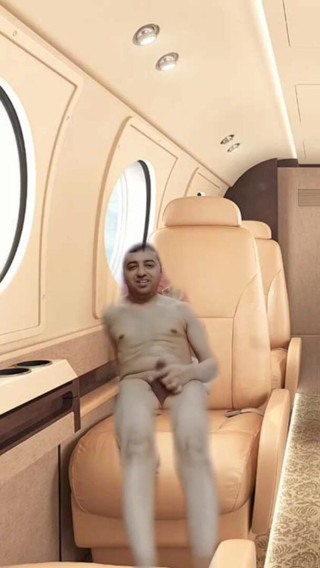 Cute & Nude Crossdresser: Masturbazione di ragazzo nudo sul sedile dell'aereo Air virtuale.