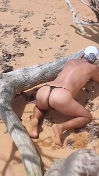 Ladysilva předvádí své sexy kalhotky na pláži