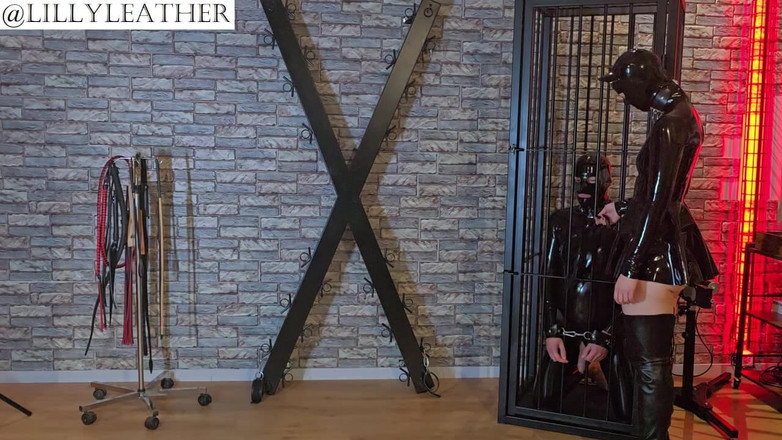 LillyLeather: ラテックス・ドミナはBDSMスタジオで奴隷と遊び、彼が自分の精液を飲まなければならない前に