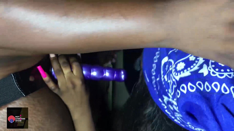 Hot lesbians show: Io e la mia amica siamo orgogliosamente lesbiche, e adoro...