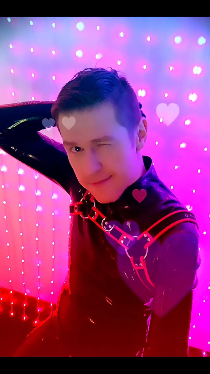 Roman Heart: 新しいリールLatexRubberBlackstyleのクリップアウトテイクをVideでご覧ください