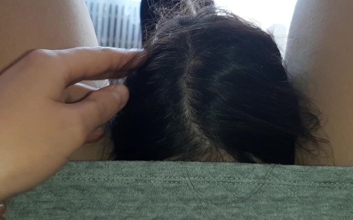 Lesbian-illusion: Annesi yerleri yıkarken kız arkadaşım amımı riskli bir şekilde yalıyor