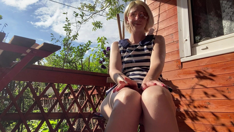 Cuteblonde666: Fumando all'aperto mostrando la mia figa pelosa