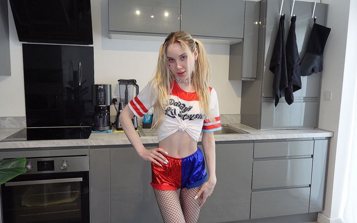 Sofie Skye: Homewrecker villain - sofie skye si cewek mungil rambut pirang lagi...
