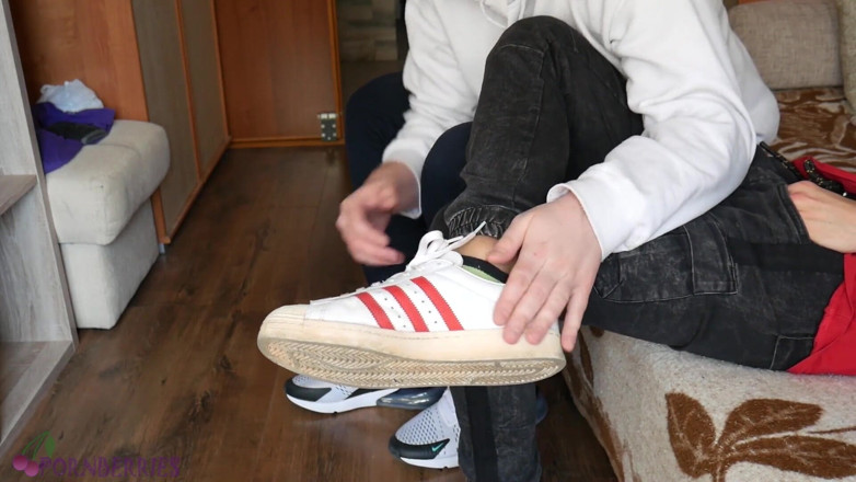Ethan Alex: Trampki i spocone skarpetki footjob, spust na podeszwach