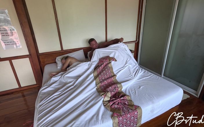 Cail Brodnevski Studio: Stiefvader en stiefdochter delen een bed in een hotelkamer