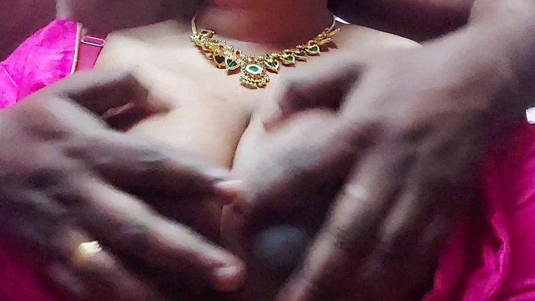 Desi Mohini: ホットでセクシーなアプネおばさんの胸