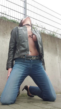 JulieEroticDress: Chorro en jeans