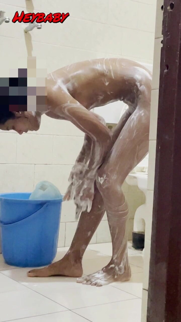 Heybaby: Sexy holka provádí pěkné kouření a svou nahou koupel