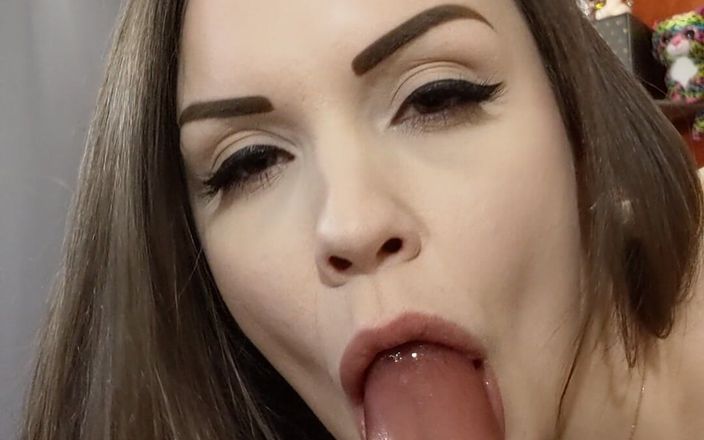 ImMeganLive: J’adore sucer des bites et des couilles !