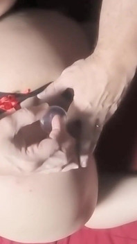 私の夫は私をセクシーにするために私のお尻を吸って遊ぶ必要があります