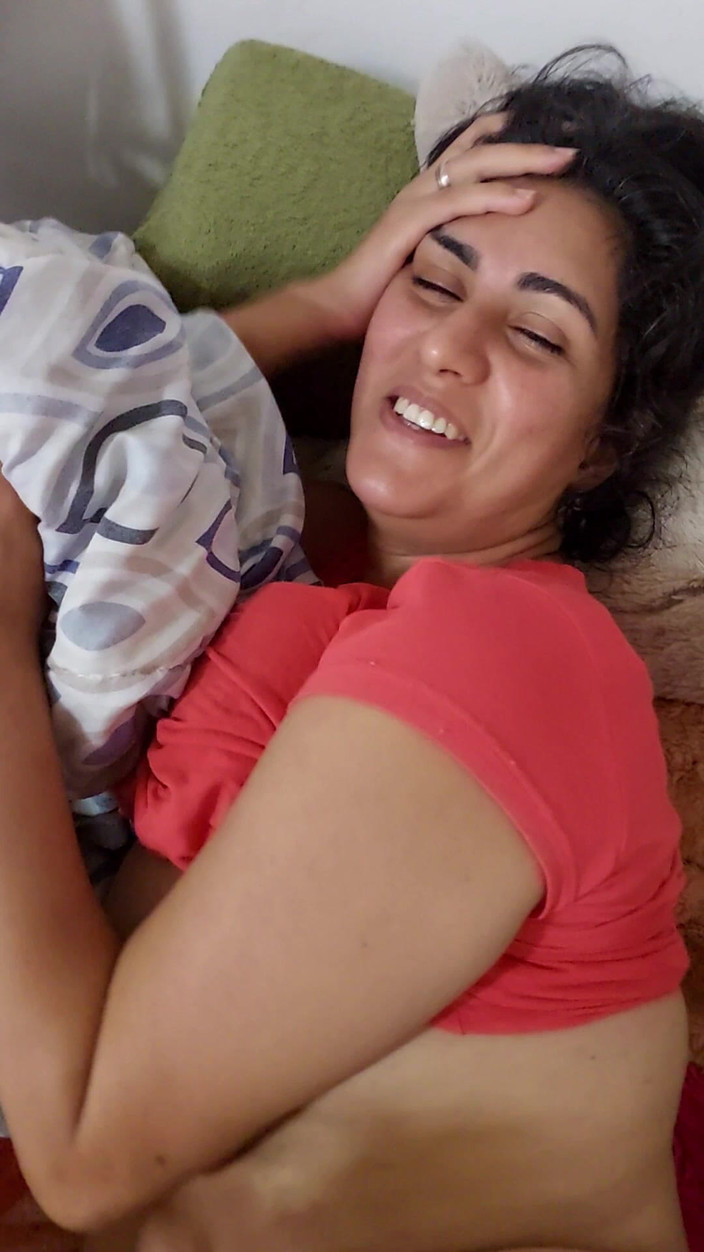 Renatinharj: Vanessinha đang cho con bú và đang nóng bỏng nhìn ngực của...