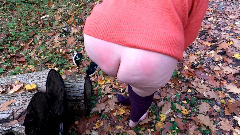 Bouncy Tits Action: Đi bộ khỏa thân qua rừng sau khi tát vào âm đạo...