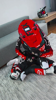 Brincando com botas de motocicleta