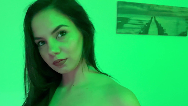 Romanian Girls: Bella sexy telan semua sperma