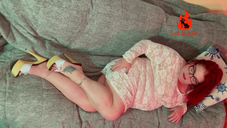 Liz Heat: クロッグヒールとランジェリーで成熟したホットワイフがマスターベーションをする