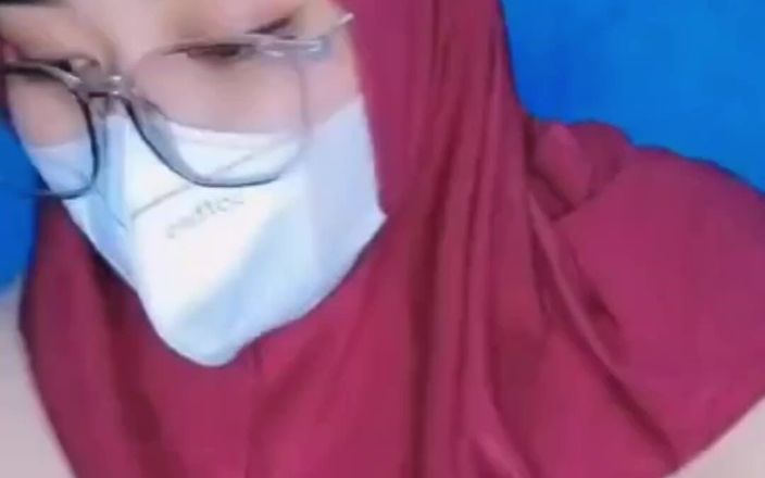 Jilbab69: Excitée quand son mari part travailler