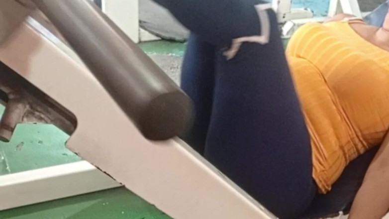 BigassMILF40: 체육관 아줌마를 집에 초대했어