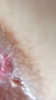 当这个18岁的女孩慢慢地穿衣服时，他开始嗅闻和舔她理想的屁股洞