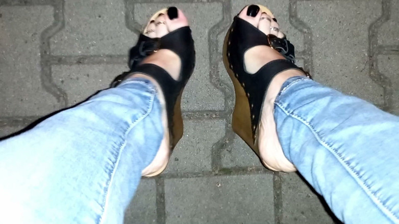 Heelex: Travesti herkesin içinde yüksek topuklu ayakkabı içinde güzel ayaklarını gösteriyor