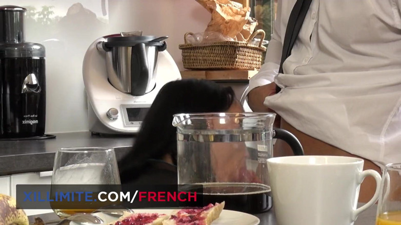 French girls at work: Sexy Franse brunette anaal geneukt in haar slaapkamer
