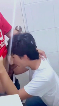 Un fotbalist heterosexual îmi fute fundul tânăr și strâmt începe cu prezervativ și îl scoate și mă fute fără prezervativ