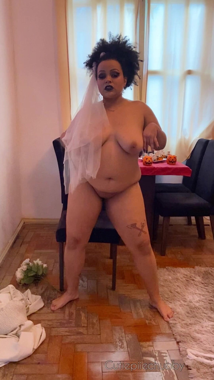 Cutiepiie Chubby: Mireasă întunecată de Halloween, striptease cu mișcări