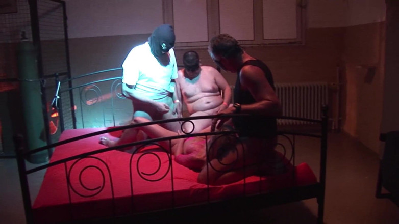 Berlin Orgy: 金髪の赤ん坊にfishnetsがgangbanged