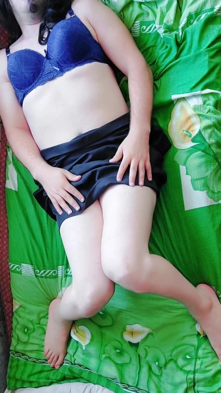 Kitty_Cross: Jestem uroczą Ladyboy w mini spódniczce i moim białym pięknym...