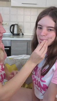 Škádlení jazykem a štěně
