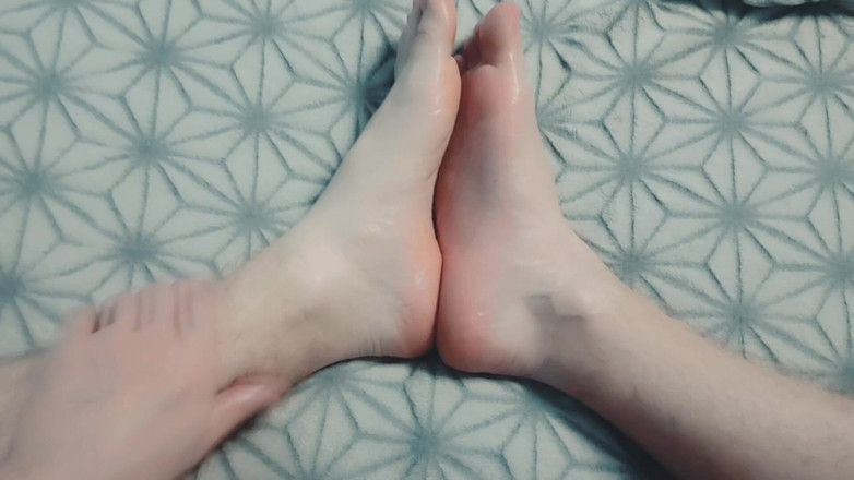 Pasha: Killen masserar försiktigt sina fötter med olja