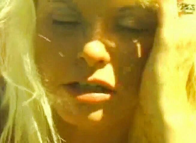 Public Lust: Si blonde cantik dengan buah dada besar melantun pada batang...