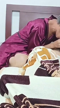 meri sauteli mammi hastamaithun karne men meri madad karti hai aur hamaare paas svadisht samay hai. vah mujhe kophi laana pasand karta hai.