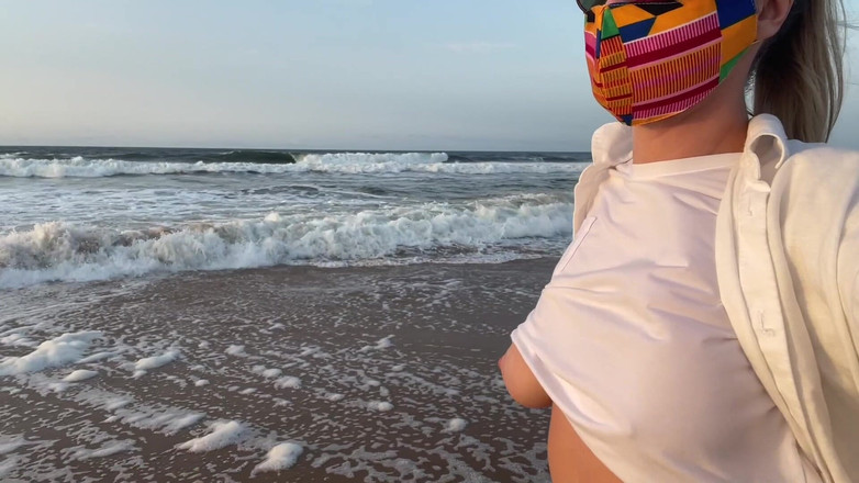 Batty Lux: Tóc vàng ngực khủng không mặc áo ngực đi dạo trên phố