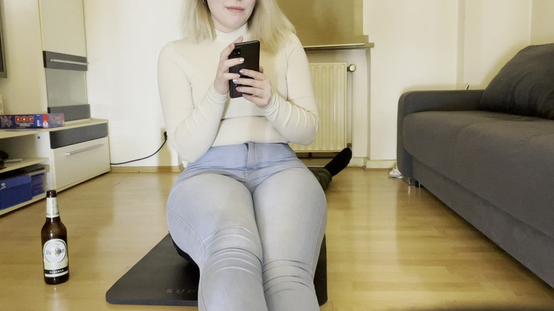Lizzy Crush: 30 minuti di seduta in blu jeans attillati